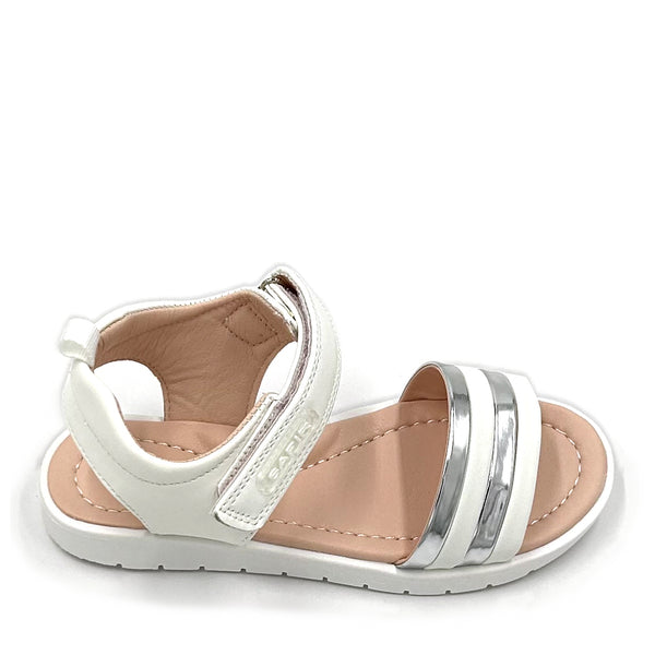 סנדלים עם רצועות נוצצות בנות