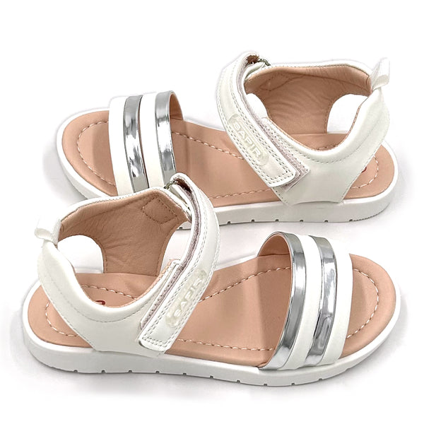 סנדלים עם רצועות נוצצות בנות