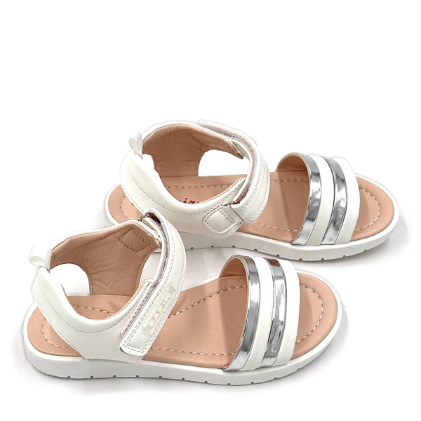 סנדלים עם רצועות נוצצות בנות