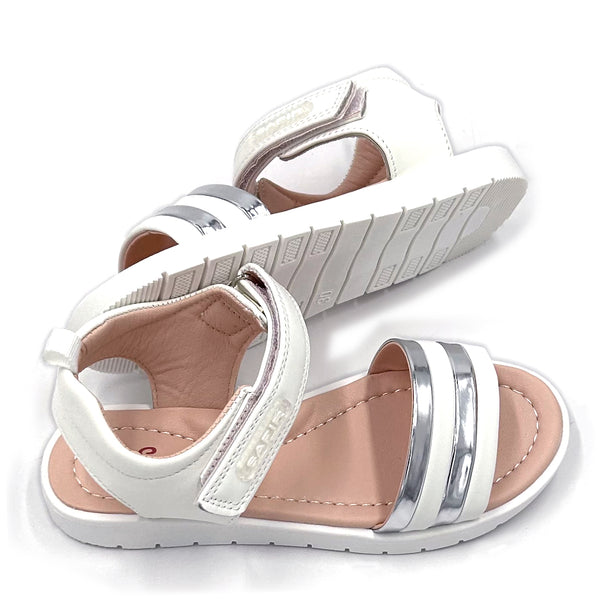 סנדלים עם רצועות נוצצות בנות