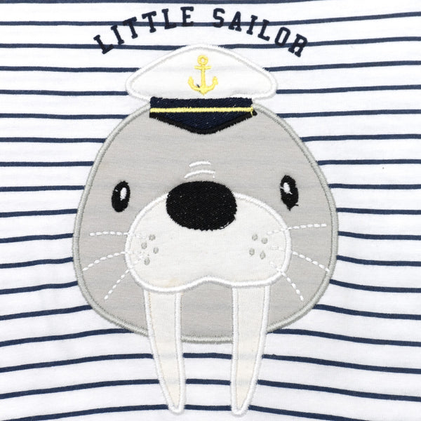 זוג חליפות הדפס ואפליקציה