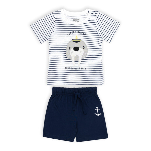 זוג חליפות הדפס ואפליקציה