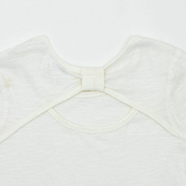 זוג חולצות עם גב פתוח ואפליקציות בנות