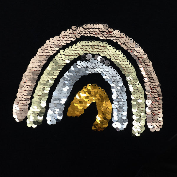 זוג חולצות עם אפליקציות קשתות פאייטים בנות