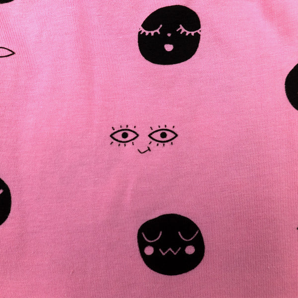 חצאית כיווצים ורודה הדפס פרצופים בנות