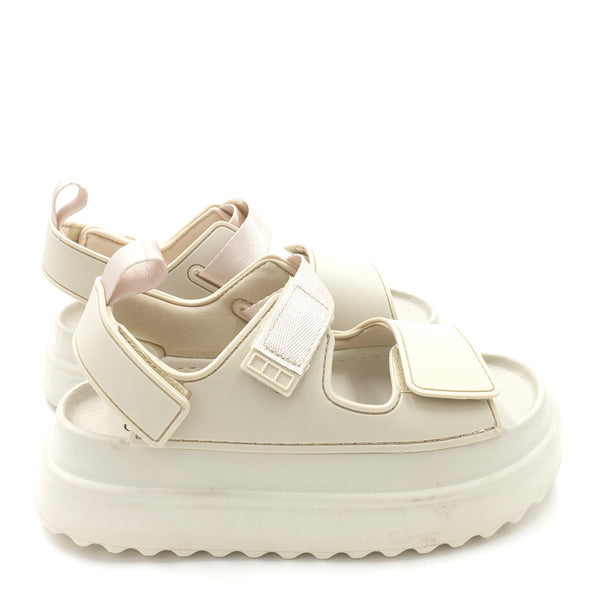 סנדלים עם רצועות וסוליה גבוהה נשים