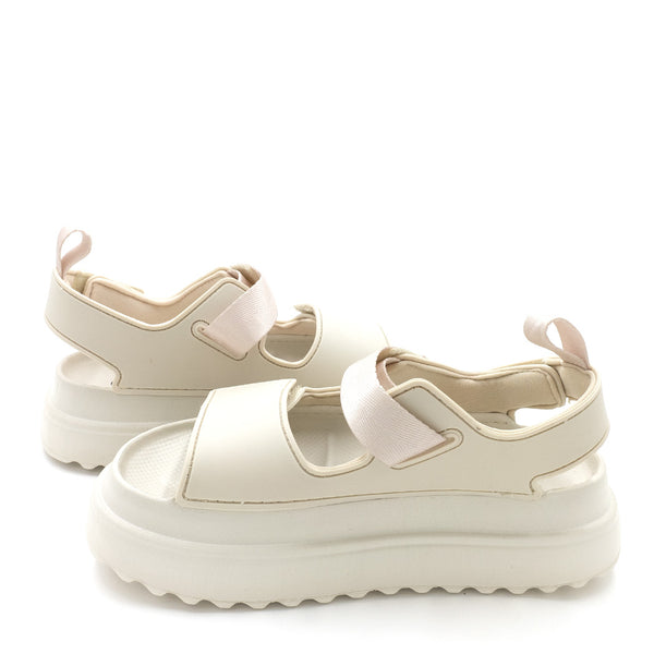 סנדלים עם רצועות וסוליה גבוהה נשים