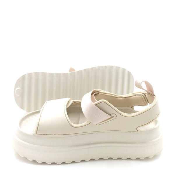 סנדלים עם רצועות וסוליה גבוהה נשים