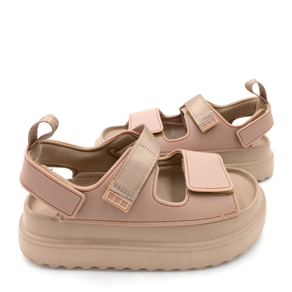 סנדלים עם רצועות וסוליה גבוהה נשים