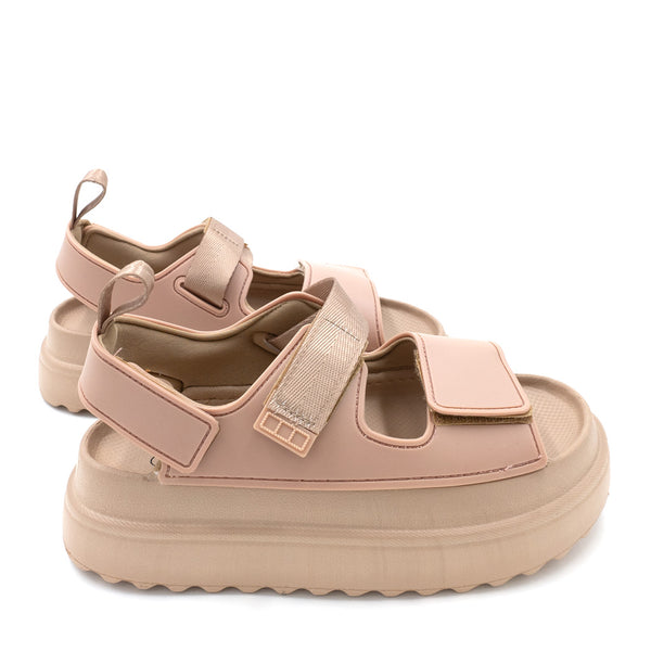 סנדלים עם רצועות וסוליה גבוהה נשים