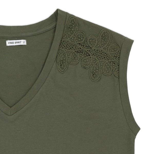 חולצה עם תחרה בכתף