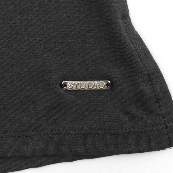 חולצת ויסקוזה חלקה עם תגית מתכת נשים