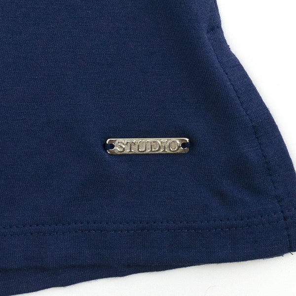 חולצת ויסקוזה חלקה עם תגית מתכת נשים