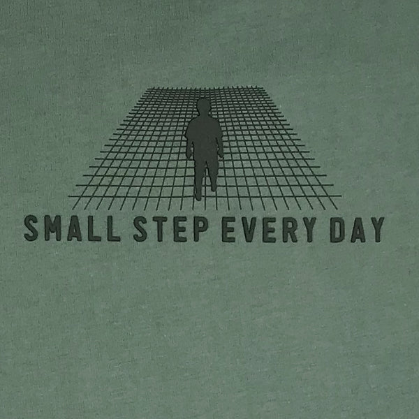 חולצת טי שירט הדפס מובלט Small Step Every Day גברים XL-XXL