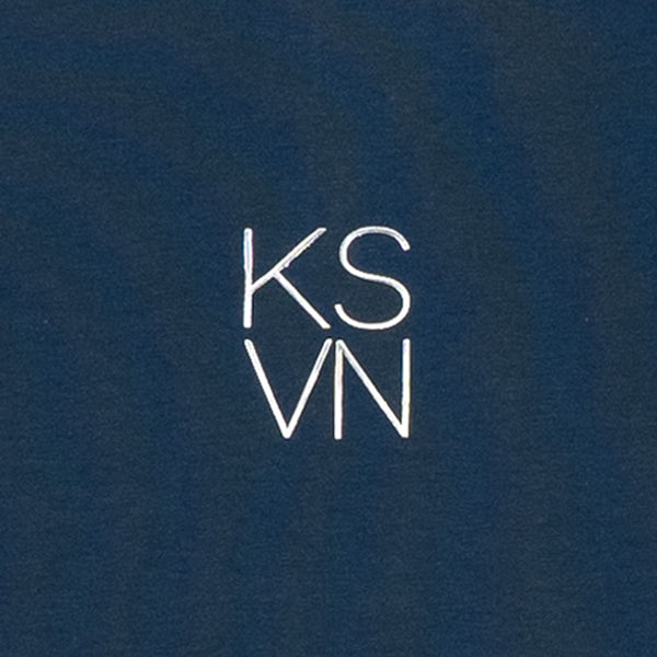 חולצת לייקרה מודפסת KSVN כסוף