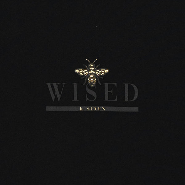 חולצת לייקרה עם הדפס דבורה מובלט